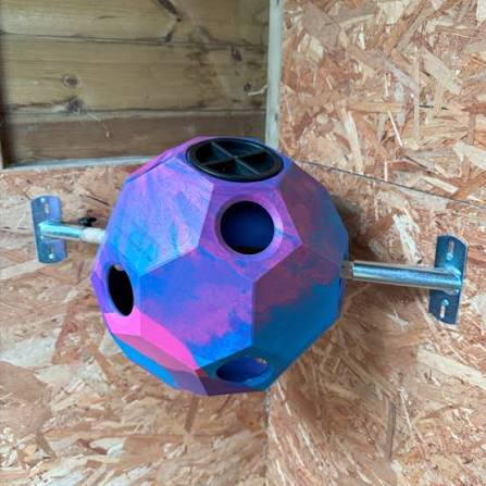 STABLE ENRICHMENT STATION – Spinning Forage Feeder That Fits Any Corner