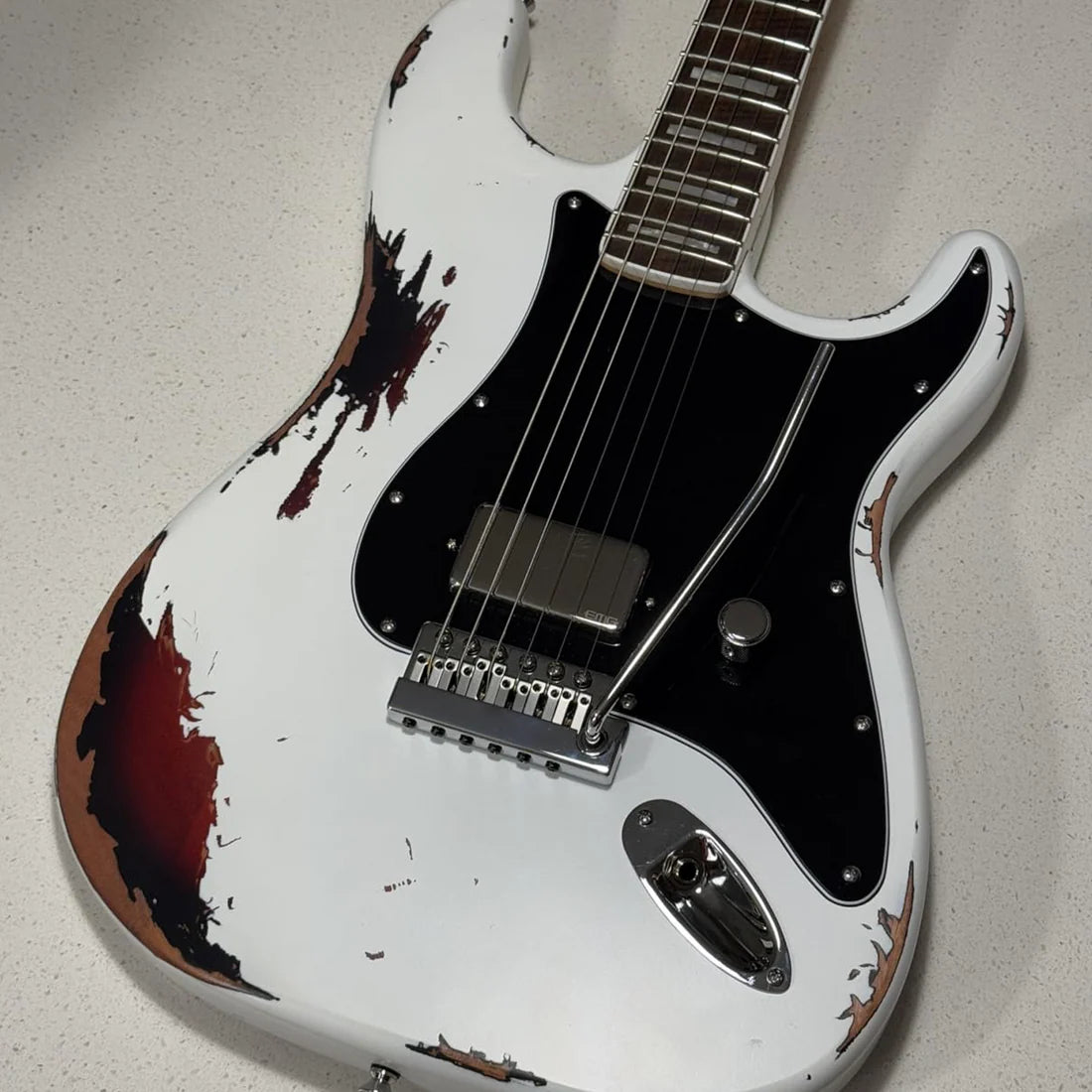 Plug-in guitar tremolo bridge