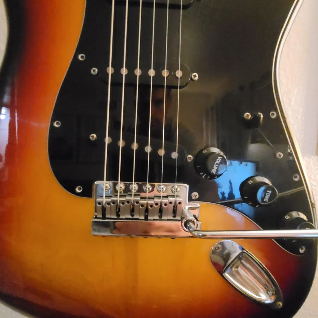 Plug-in guitar tremolo bridge