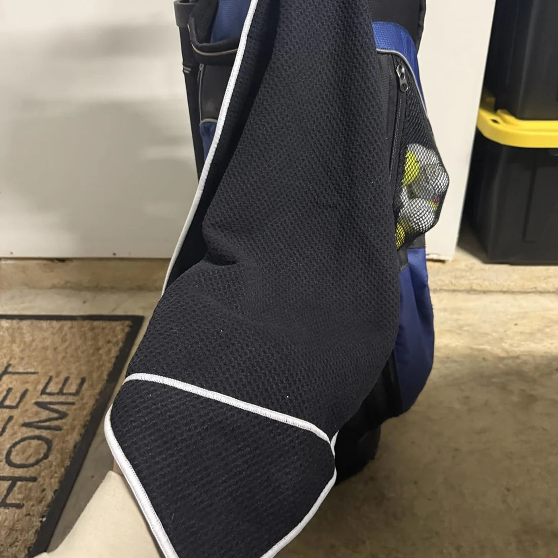 Anti-bend back protection design magnetic golf towel